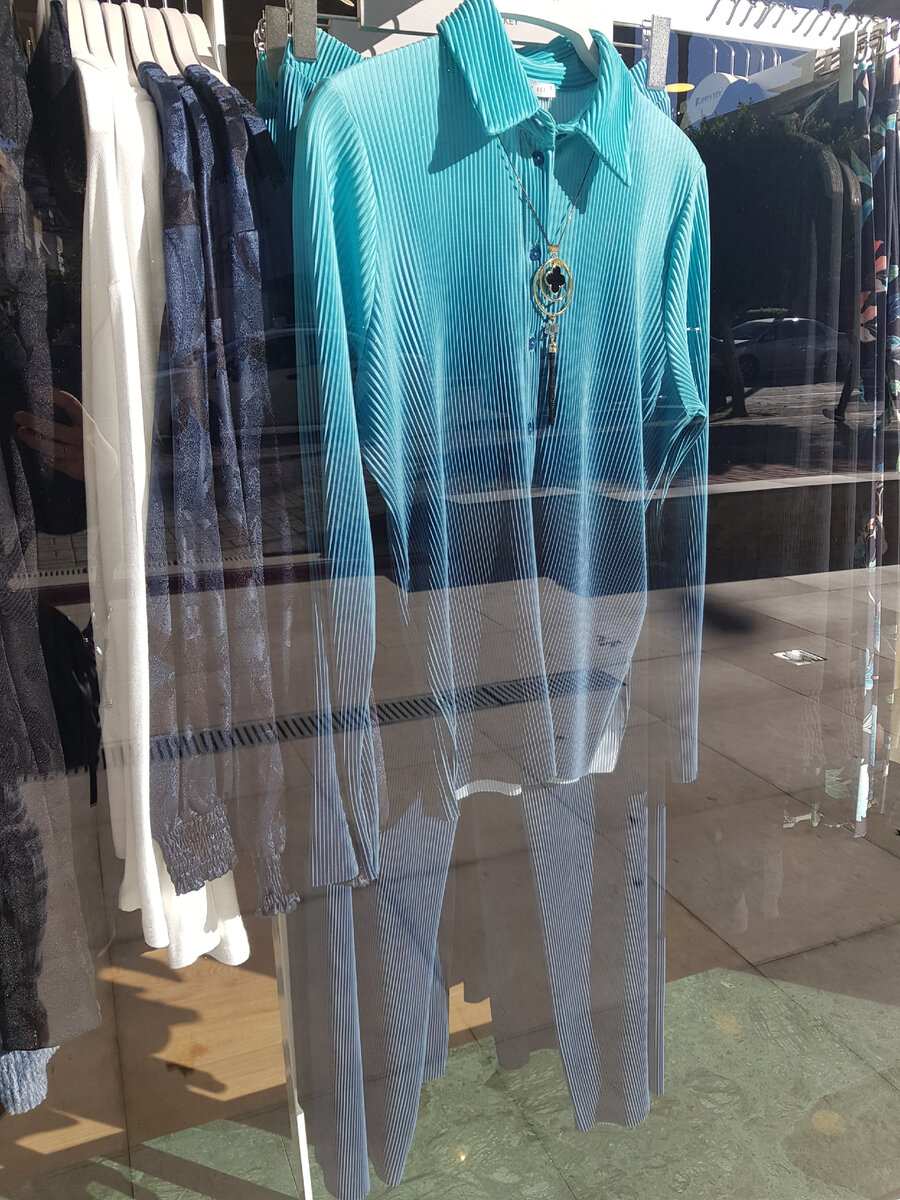 Омбре на тканях приветствуется: оно напоминает переливы оттенков воды. Витрина турецкого филиала "Jimmy Key", конец дек.'22.