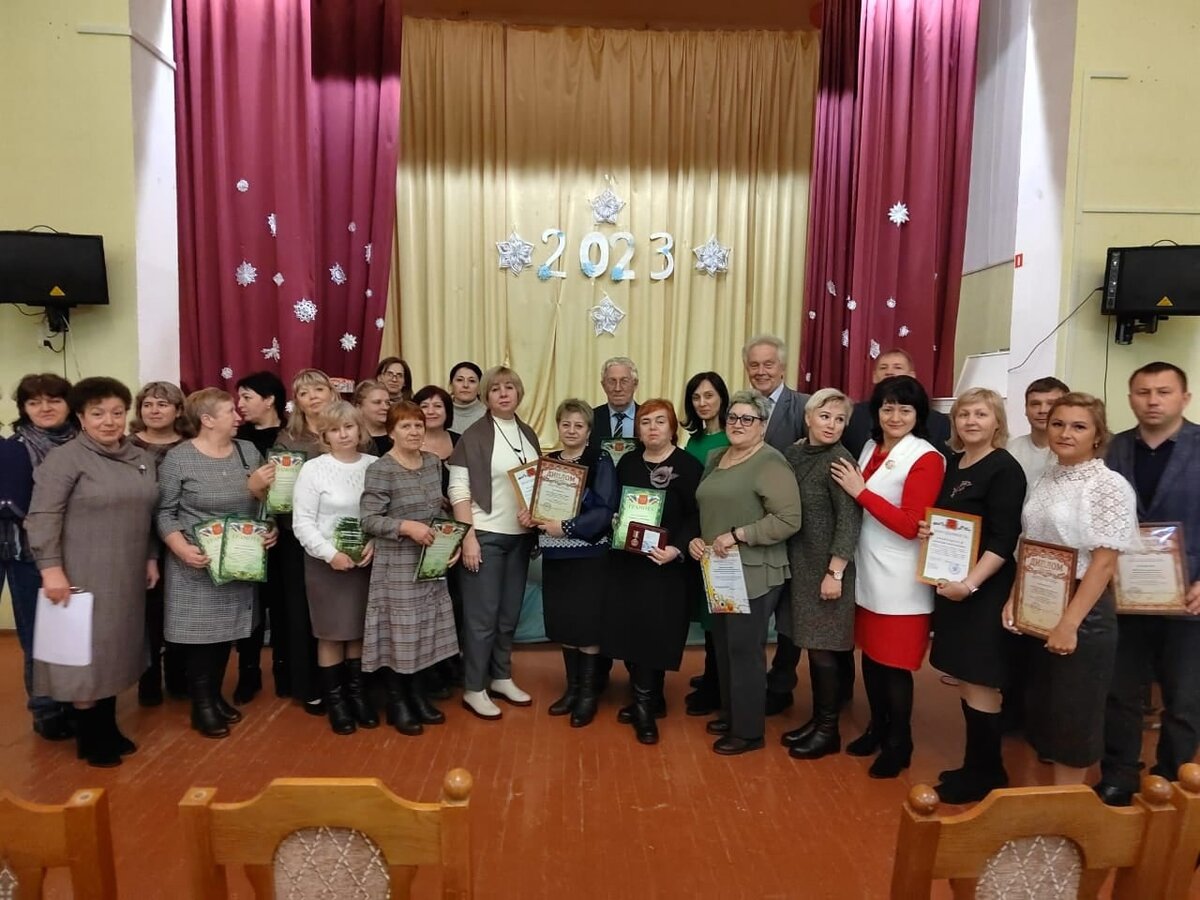 Почетными грамотами награждены представители регионального педагогического сообщества за экологически ориентированную деятельность, весомый вклад в патриотическое воспитание детей и подростков