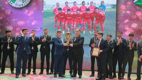 В церемонии участвовал председатель области Раджаббой Ахмадзода, который отметил самые важные события 2022 года, связанные с футболом В Согдийской области наградили лучших футболистов 2022 года.