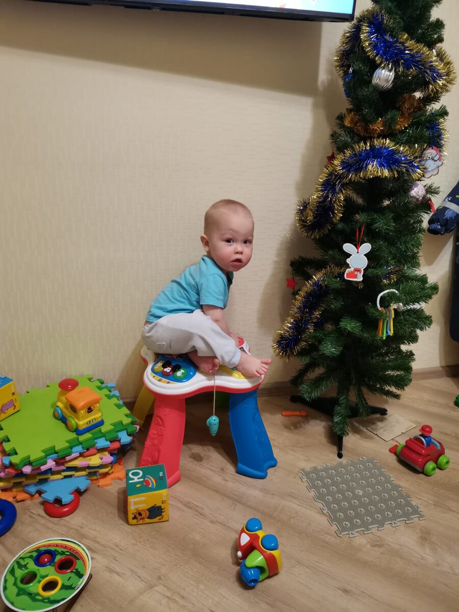 Петя только на музстол забирается 