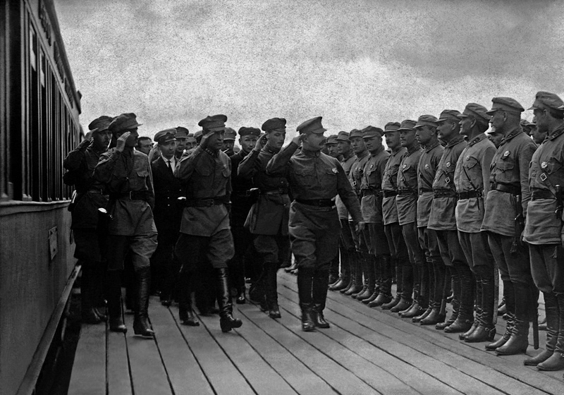 Наркомвоенмор Михаил Васильевич Фрунзе в Ленинградском военном округе, 19 июня 1925 г. Все военнослужащие одеты в форму обр. 1924 года. Источник: открытый доступ.