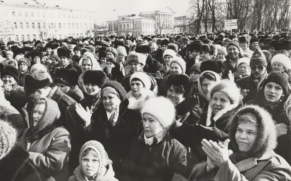 Кострома в девяностые годы двадцатого века. Митинг на Сусанинской площади. Фото Александра Шикалова