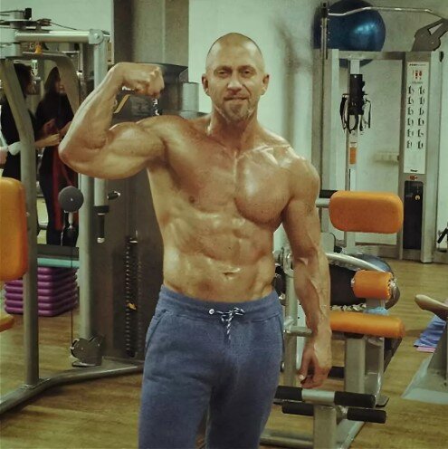 Рэппер Серега в тренажерном зале. Изображение с сайта Яндекс картинки