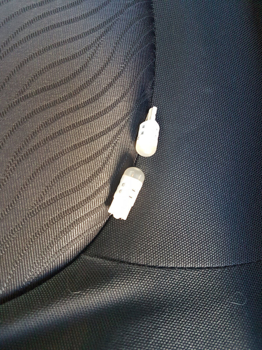 Купил на авторынке пару таких и приступил к замене. 