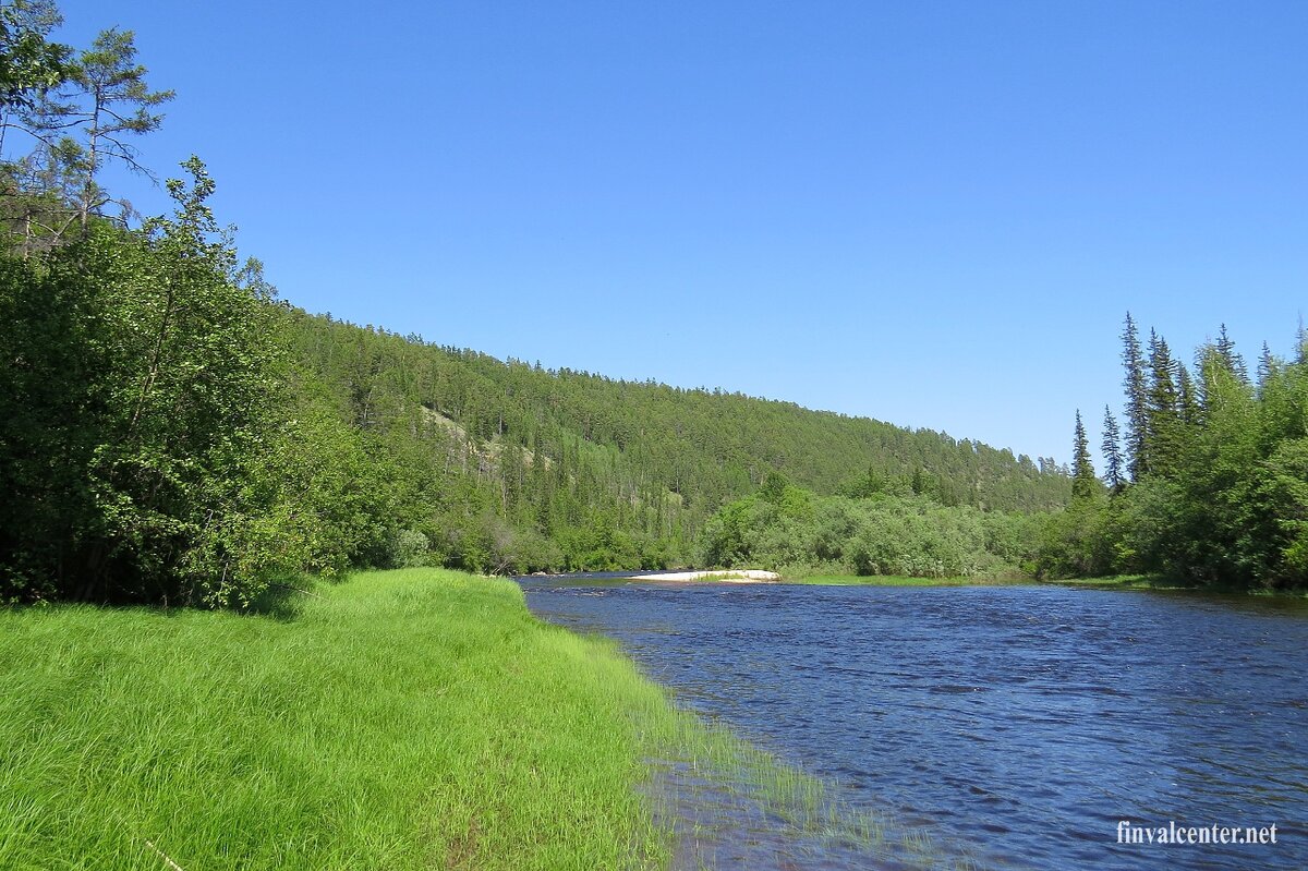 Река Мархачан с каменными стенками поросшими ивняком Так и переводится с эвенкийского «марха» - кустарник.