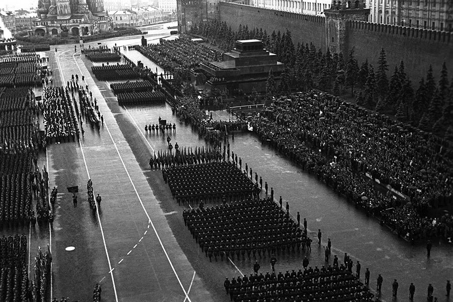 Парад Победы на Красной площади 24 июня 1945 года. Фото - Википедия