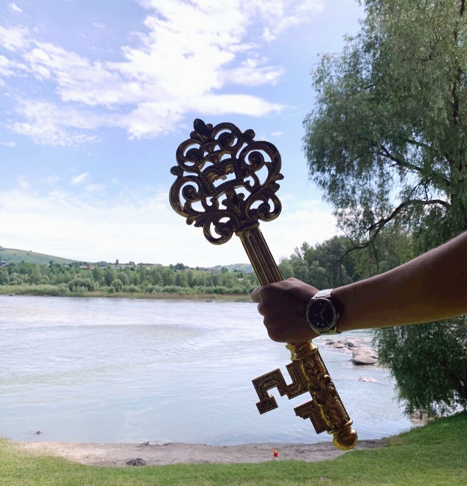 Фото: Золотой ключик на турбазе в горном Алтае.