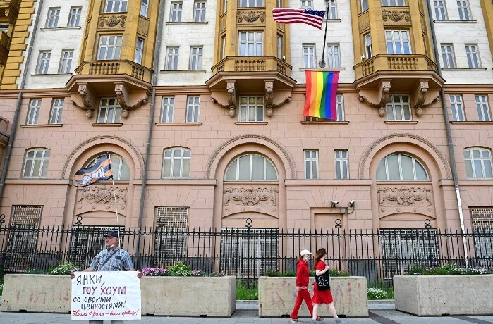 Человек с плакатом возле здания посольства. Фото из открытых источников.