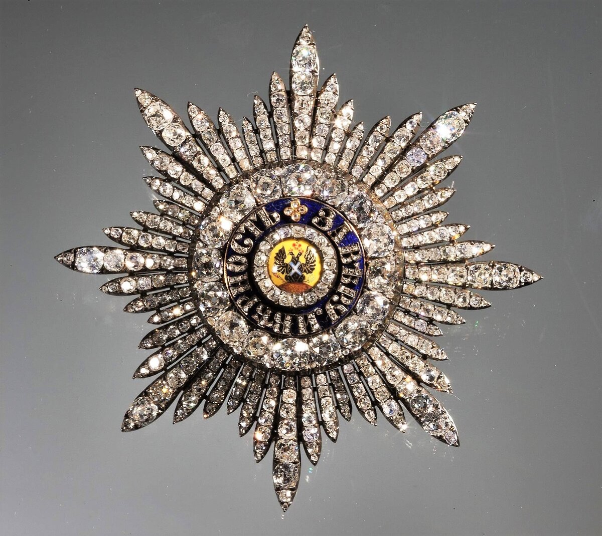 Звезда ордена Св. Андрея Первозванного. Золото, серебро, алмазы-розы, бриллианты, эмаль. Около 1800 года, коллекция Эрмитажа