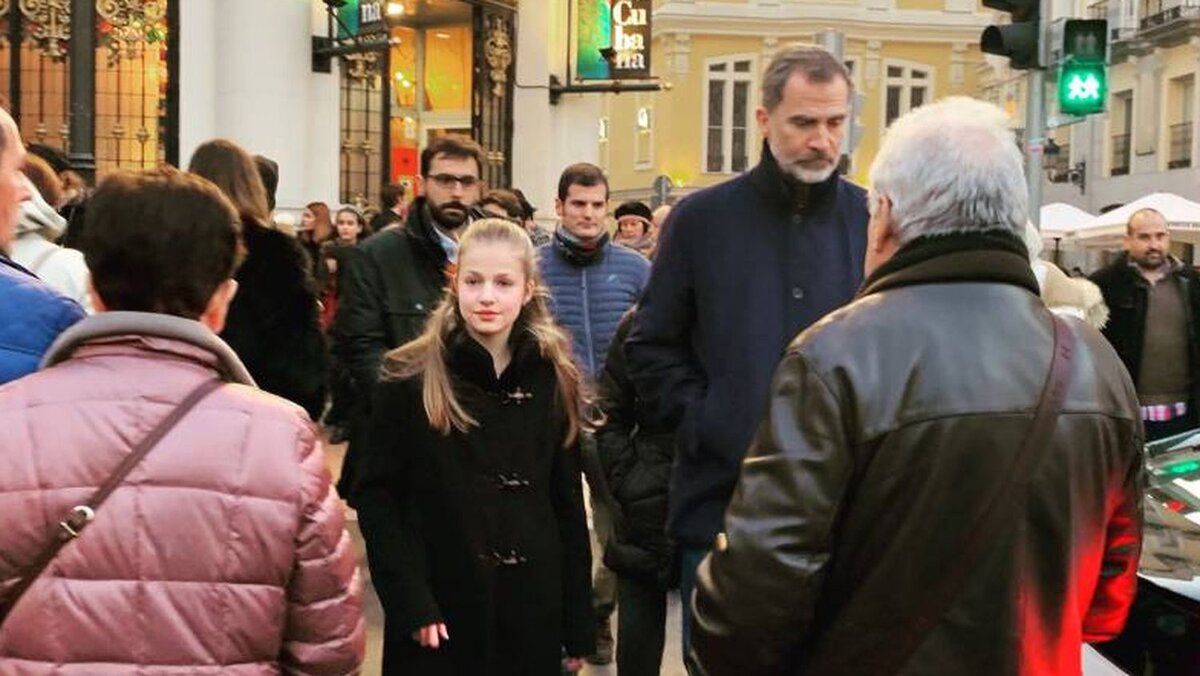 Король Фелипе и принцесса Леонор на площади Бенавенте в Мадриде.