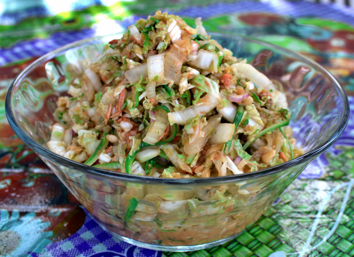 Салат с тунцом, яйцом, огурцом и пекинской капустой