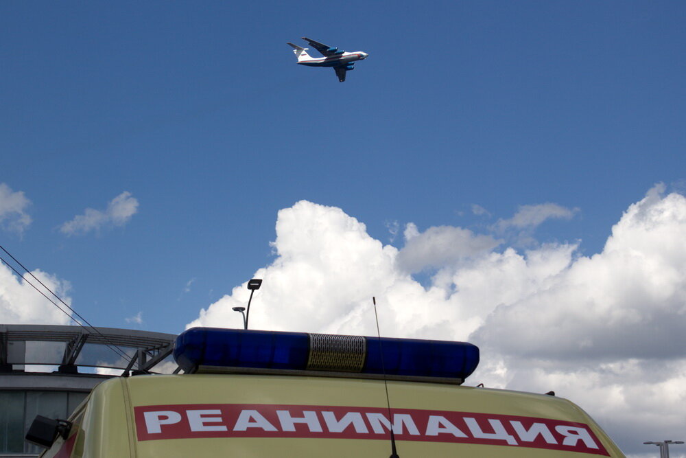 В Нижнем, хоть и есть свой авиастроительный завод, воздушные праздники большая редкость. Поэтому, обещание властей провести 9 мая воздушный парад без зрителей у этих самых зрителей вызвало большую заинтересованность. Верхние точки занимали с утра пораньше. «Парадом», это, конечно, не назовешь, было всего три машины.