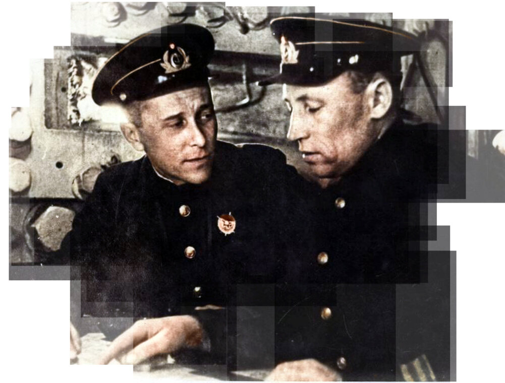 Командир 30-й батареи гвардии капитан Г. А. Александер и комиссар 30-й батареи Е. К. Соловьев в боевой рубке батареи. 1942 г. Источник: goskatalog.ru. Фотография использована в качестве иллюстрации.