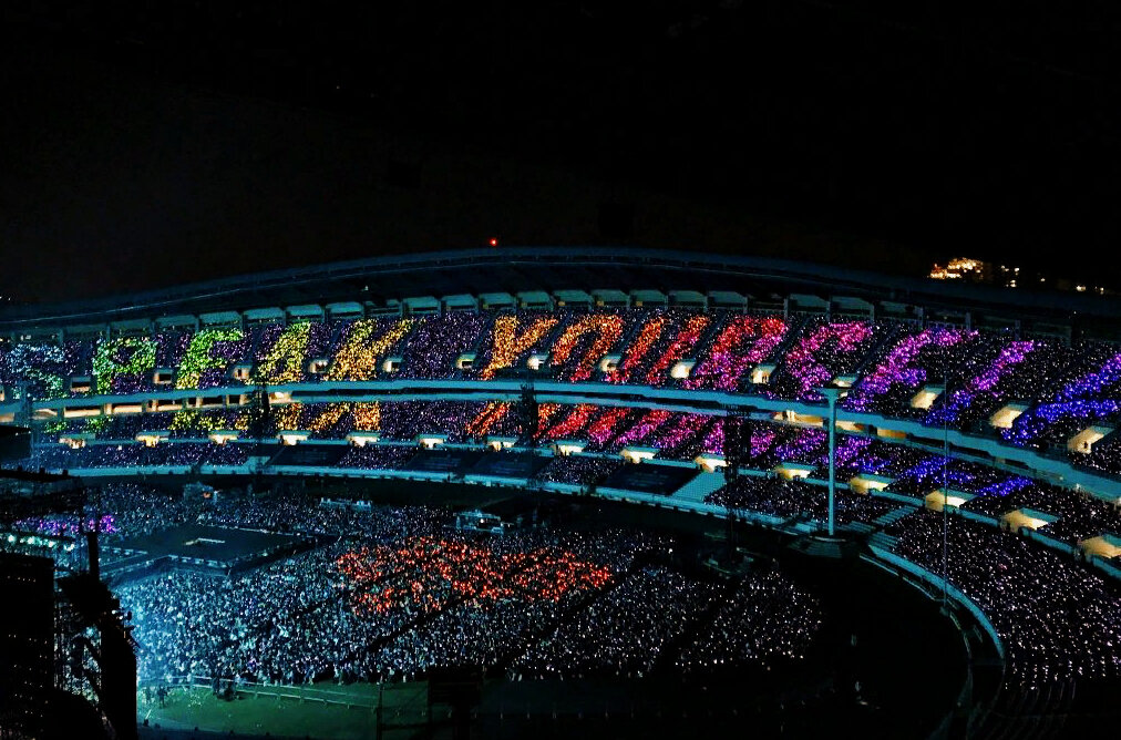 Надпись "Speak yourself", составленная из лайтстиков на концерте BTS 