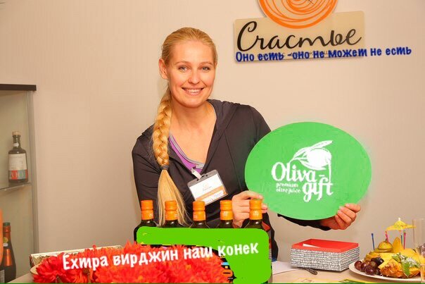 ООО Оливагифт. Фото сделано в фитнес центре  "Счастье", где члены клуба  в активной позиции по отношению к телу и питанию. На фото Виктория Шкуратенко.