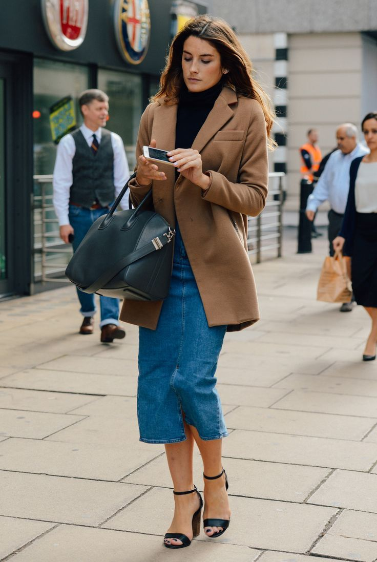 Джинсовая юбка с пиджаком. Пальто миди кэмел стрит. Коричневый образ женский. Образы с коричневым пальто.