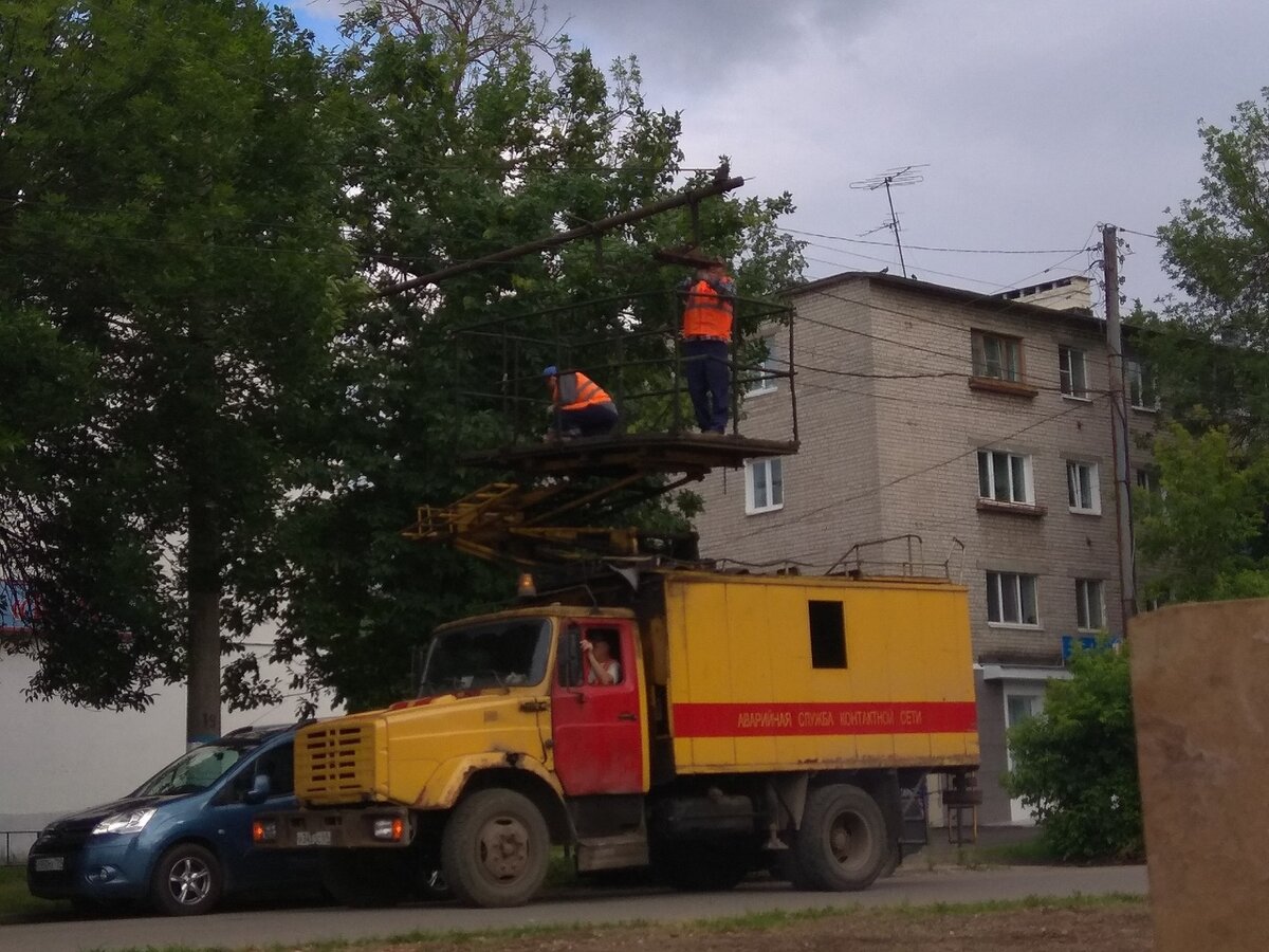 Что нам стоит сеть порезать. В Твери уничтожают троллейбус | Мир городского  транспорта | Дзен