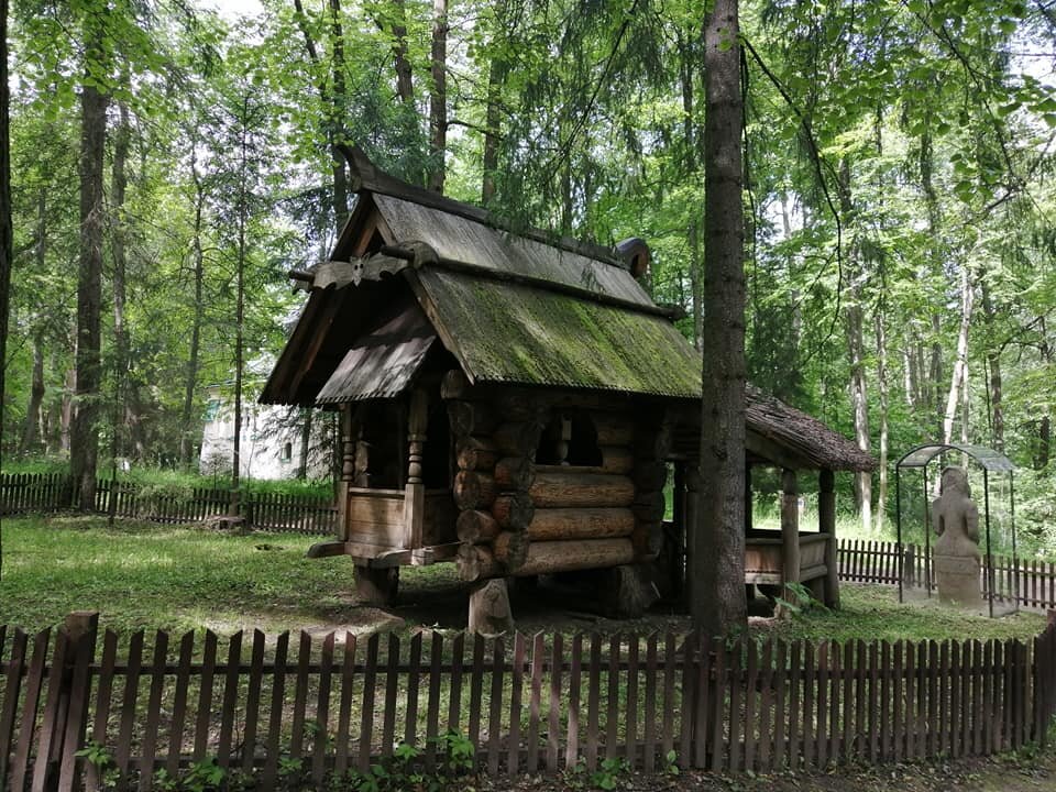 «Избушка на курьих ножках» (по проекту В. М. Васнецова, 1883)