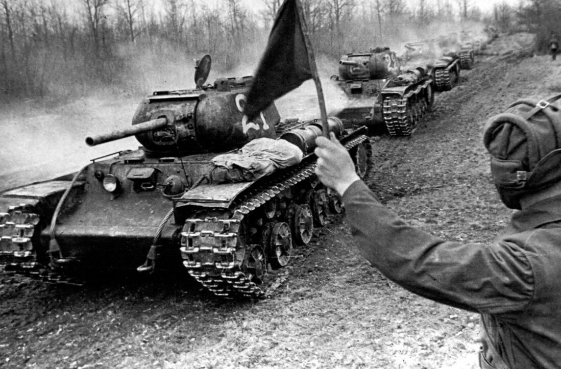 Колонна танков КВ-1с 6-ого гвардейского ТП прорыва перед маршем в район боевых действий,весна 1943 года