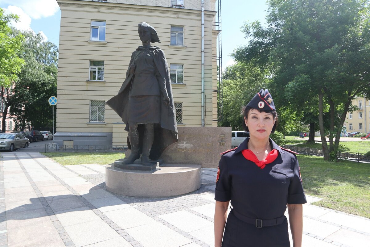 Мфц санкт петербург молдагуловой. Памятник Алие Молдагуловой в Санкт-Петербурге. Памятник Алие Молдагуловой в Новосокольниках.