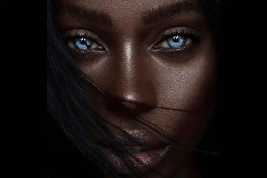 Девушка красивая черная глаза. Красивые глаза. Глаза девушки. Красивые голубые глаза. Темнокожая девушка с голубыми глазами.