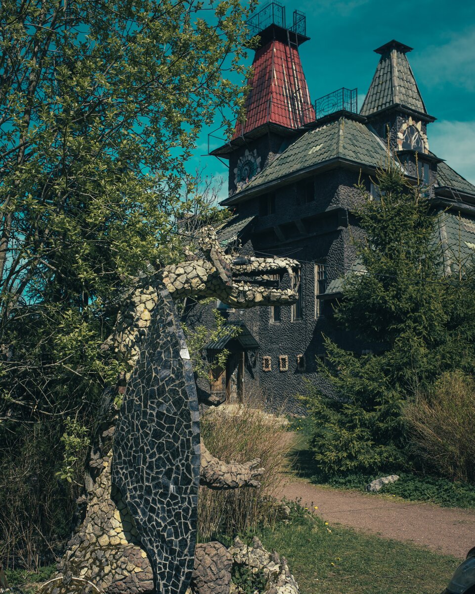 Дом с драконами в ломоносове фото