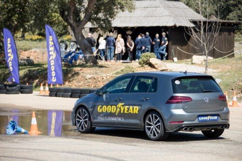 Игнорирование рекомендаций производителей, которые советуют ставить шины на автомобиль с учетом погодных условий, отрицательно сказывается на их состоянии. Из-за постоянной увеличенной нагрузки, несоответствия погоде компоненты резины быстро изнашиваются. Вместе с этим снижается безопасность при движении по дорогам, поскольку несезонные колеса не в состоянии качественно удерживать транспортное устройство в непогоду.