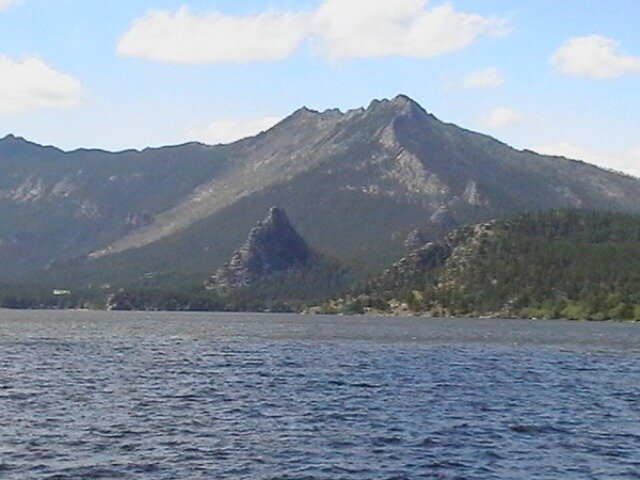 Озеро Боровское. Вид на гору Синюху. 