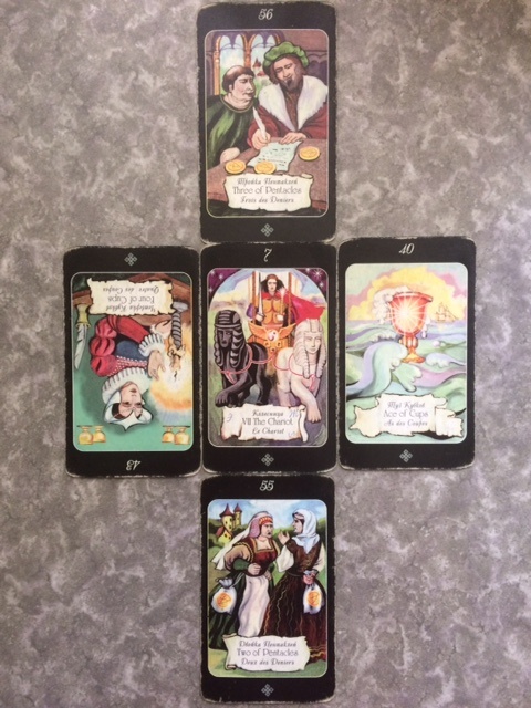 Четверка Чаш(перевернутая), Туз Чаш, Тройка Пентаклей, Двойка Пентаклей, старший аркан Колесница.