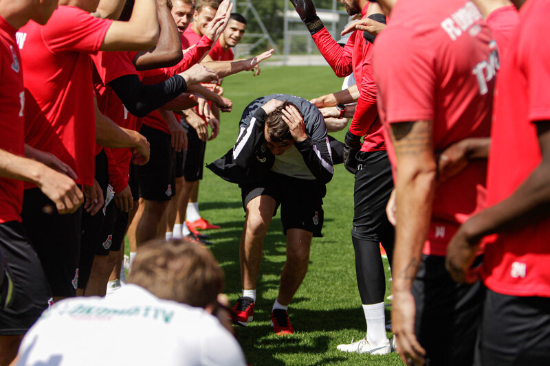 Фото с официального сайта ФК "Локомотив". Кирилл Брейдо проходит обряд посвящения при вступлении в должность. Ничего тогда не отбили?!