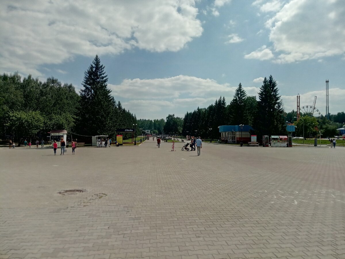 Вид на главную аллею.