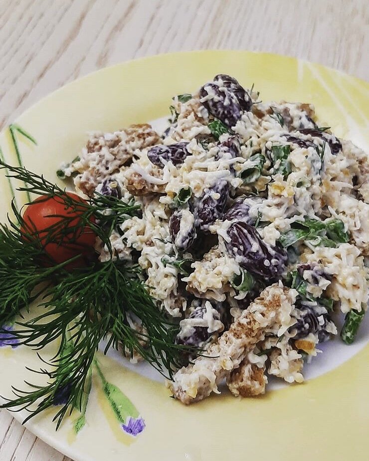 Салат с сухариками