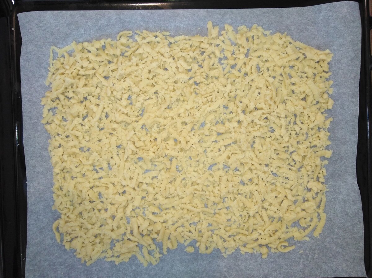 Тесто натираем на противень