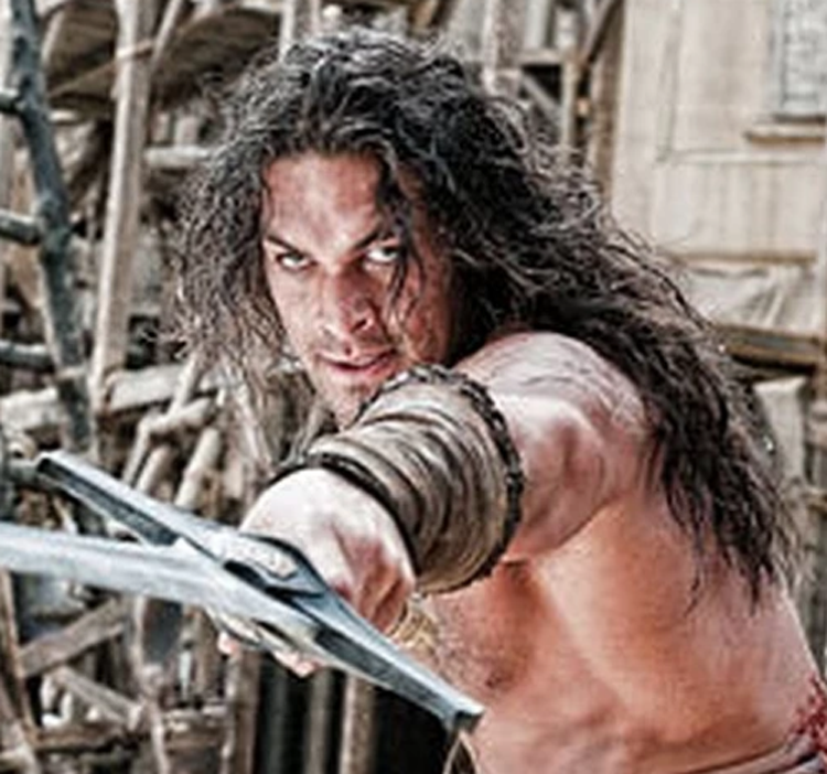 "А дальше я шарахнул бугая щитом по голове, отчего тот рухнул на пол, выкрикивая грязные ругательства и хватаясь за свой тесак...". 