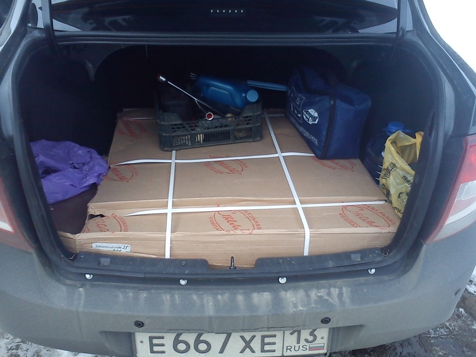  Багажник гранты. На фото в багажнике компьютерный стол размером 1x1x0,3 м.