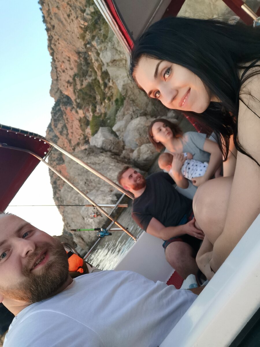 На катере в море