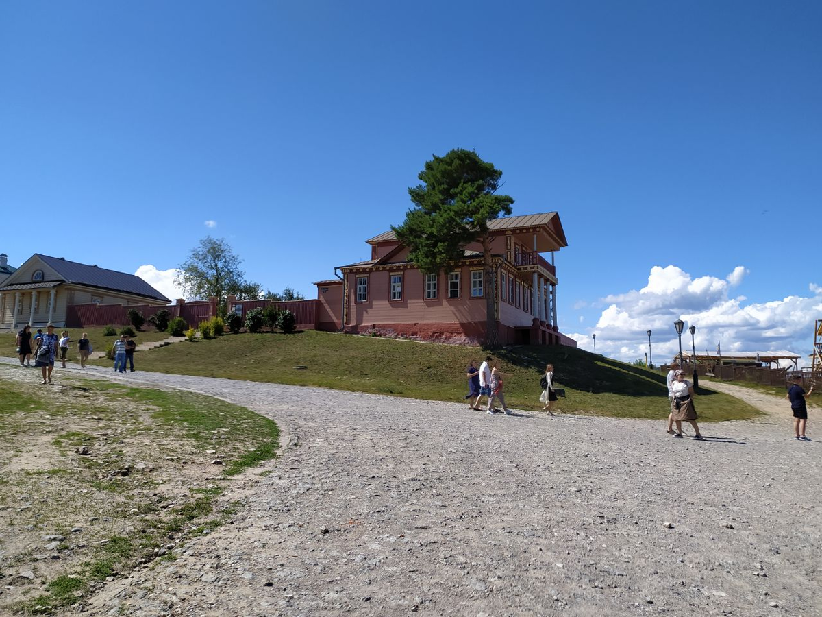 Не так далеко от этих домиков 