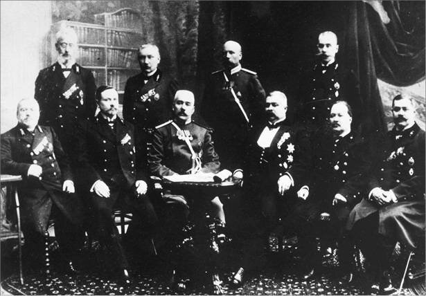 А.Ф. Кошко (сидит третий слева) с чинами Московской сыскной полиции