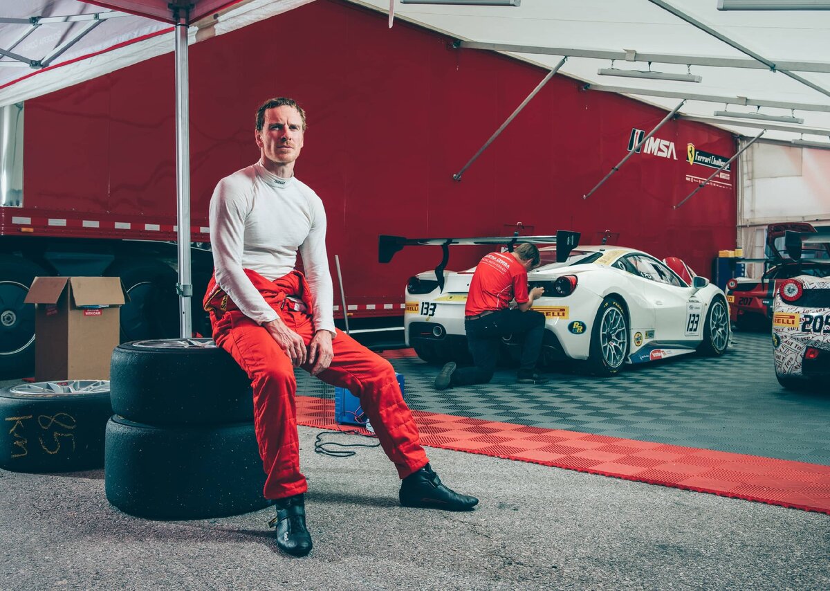 Истоник: https://movietvtechgeeks.com/wp-content/uploads/2018/06/michael-fassbender-race-car-ferrari-challenge.jpg
