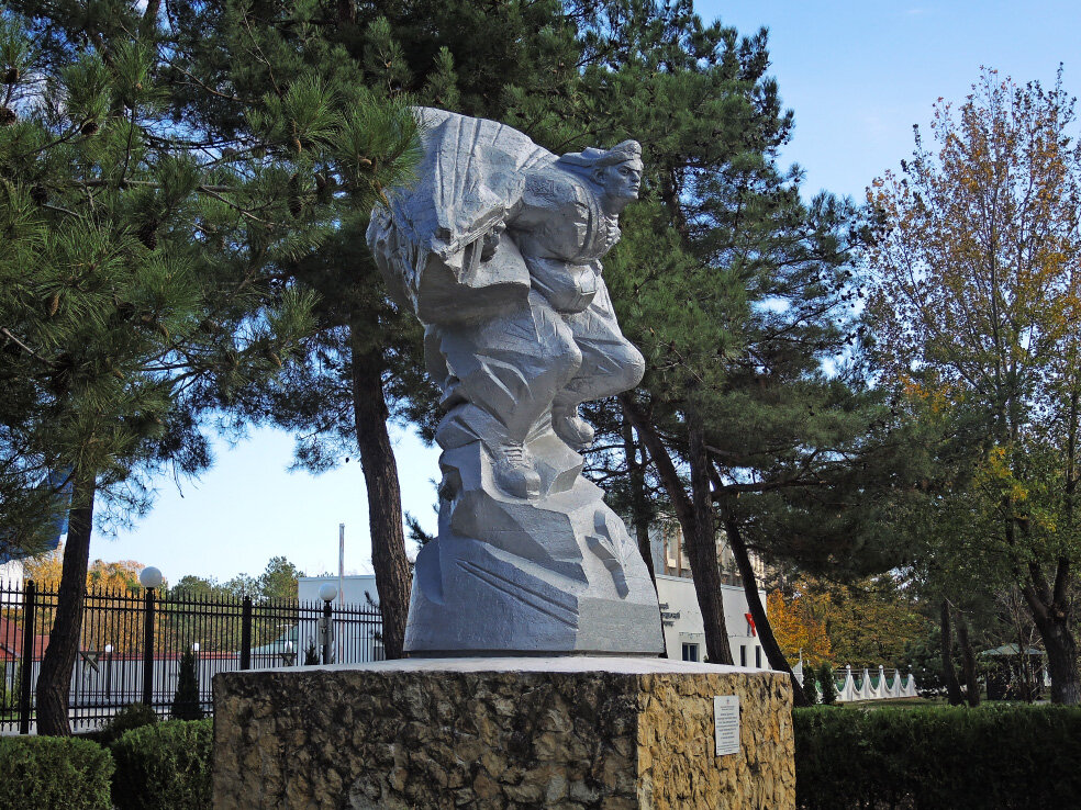 Памятник отдыхающему в анапе фото