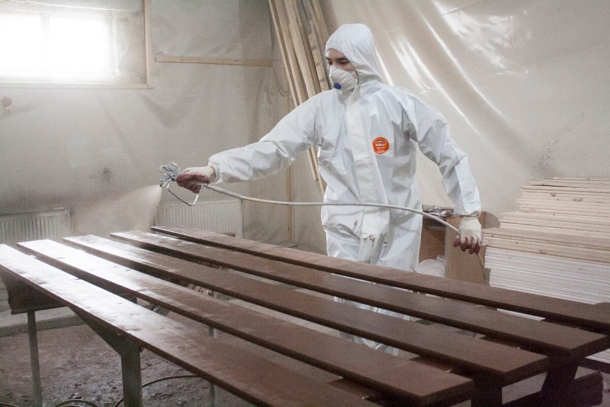 Покраска древесины в цехе