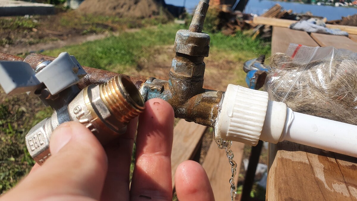 Кран под давлением. Кран водяной пайка. Кран водяной впаянный. Закручивание шарового крана на газовую трубу.