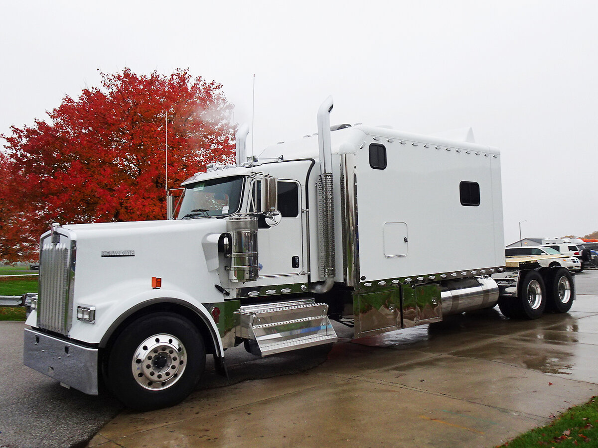 Тягач Kenworth W900 с огромным жилым модулем