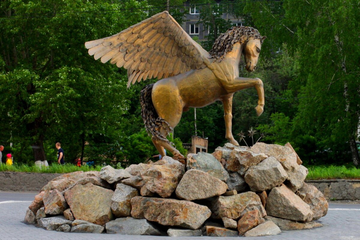 Крылатый воронеж. Скульптура крылатый конь в Златоусте. Челябинская область Златоуст крылатый конь. Златоуст город крылатого коня. Памятник крылатому коню в Златоусте.