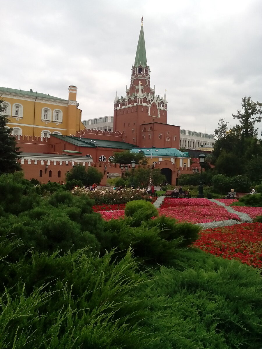 Красивые места москвы где можно погулять. Александровский парк Москва. Александровский сад Московского Кремля. Кремлёвский Александровский сад Бове. Александрийский сад в Москве.