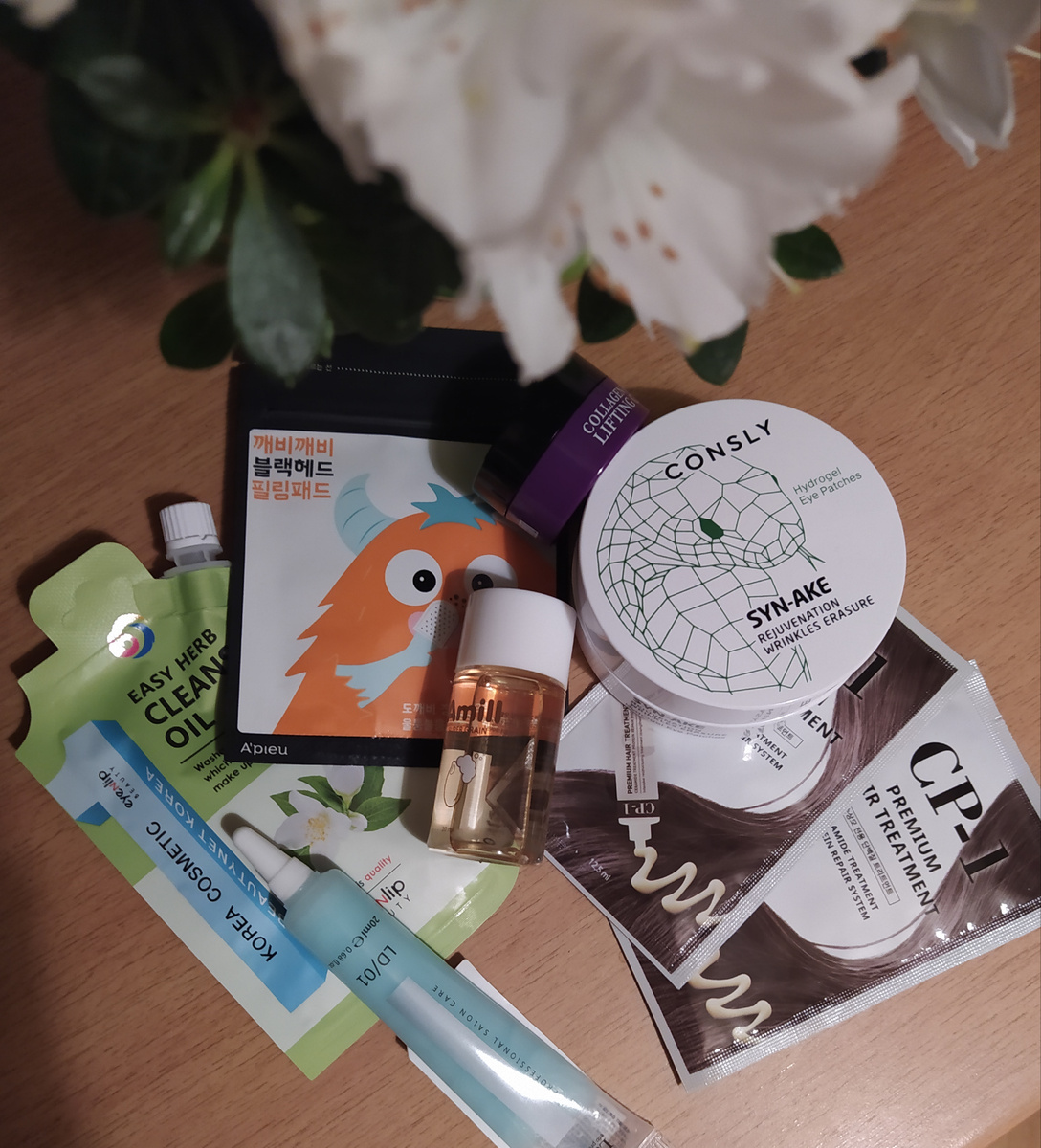 Мои маленькие покупки: два гидрофильных масла, три маски для волос, крем-лифтинг для лица,  патчи со змеиным ядом, пилинг от чёрных точек для носика. Общая стоимость- около 2200р. из которых 1100р. стоимость патчей. 