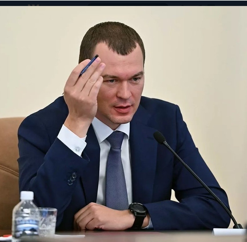 Врио губернатора Хабаровского края Михаил Дегтярев, назначенный после ареста Сергея Фургала, сообщил в эфире телеканала «Россия 24», что планирует брать квартиру в ипотеку в Хабаровске. 
 
Так на секунду, его официальный доход за 2019 год составил 5.4 миллиона рублей. Трехкомнатная квартира в Хабаровске стоит около 6-7. Так, глядишь, скоро услышим, что он собирается брать кредит на солярис.