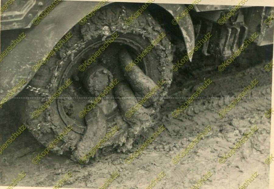  Цепи это наше все для русских дорог и поныне. Что за автомобиль не знаю, но, колбаски знатные. Двойной скат что ли?