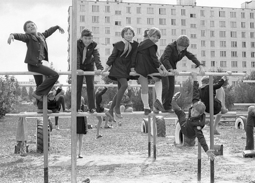Советское детство. Советское детство во дворе. Дети во дворе СССР. Наше детство в СССР.
