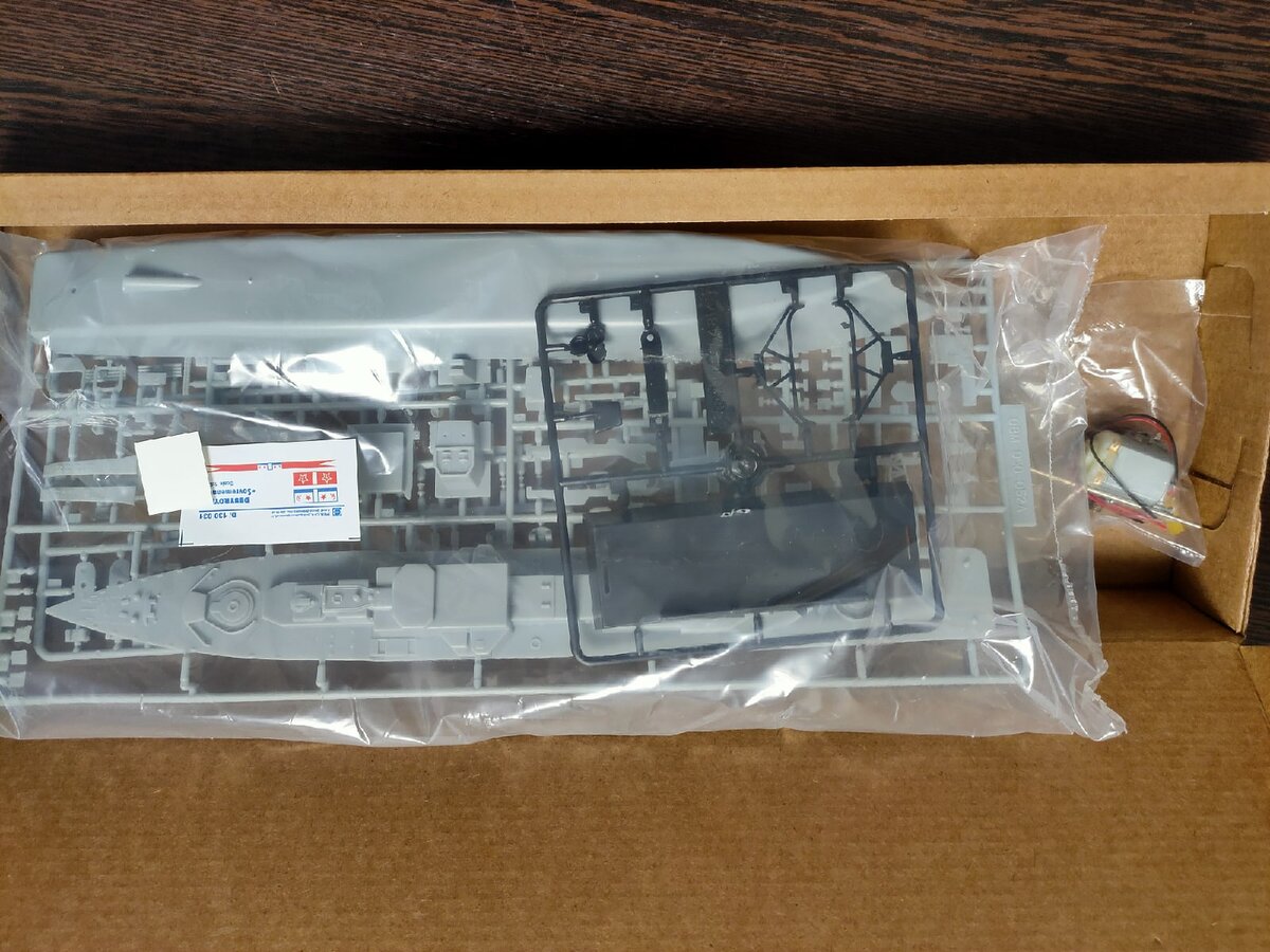 Классическое содержимое - литники в пакете. А нет, тут еще какой-то моторчик...